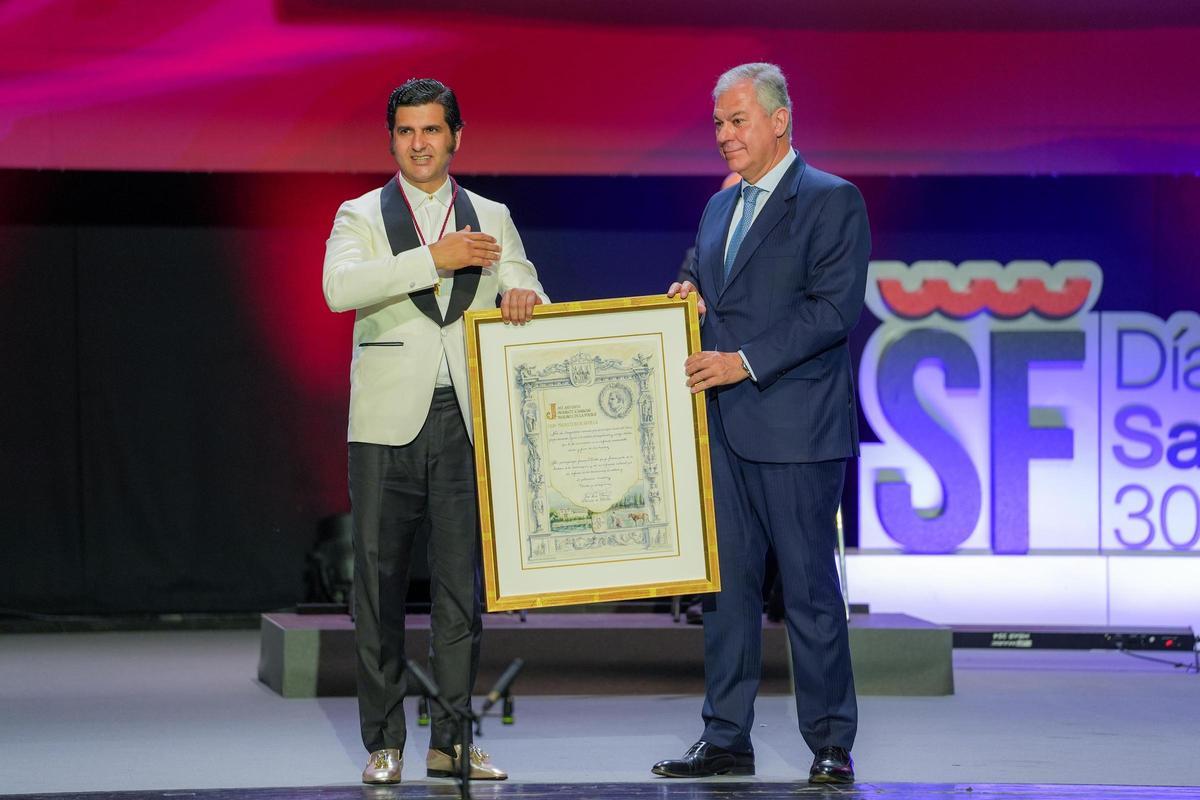 El torero Morante de la Puebla, junto al alcalde de Sevilla, José Luis Sanz.