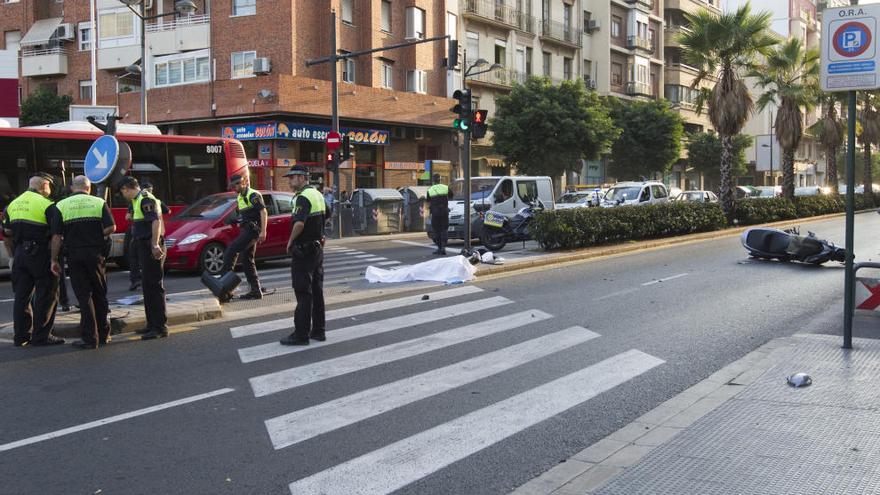 El cuerpo del motorista a unos metros de su moto siniestrada. Foto: Germán Caballero