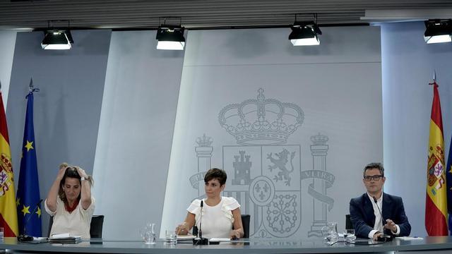 La ministra Portavoz, Isabel Rodríguez, junto a la vicepresidenta tercera y ministra para la Transición Ecológica y el Reto Demográfico, Teresa Ribera, y el ministro de la Presidencia, Relaciones con las Cortes y Memoria Democrática, Félix Bolaños.