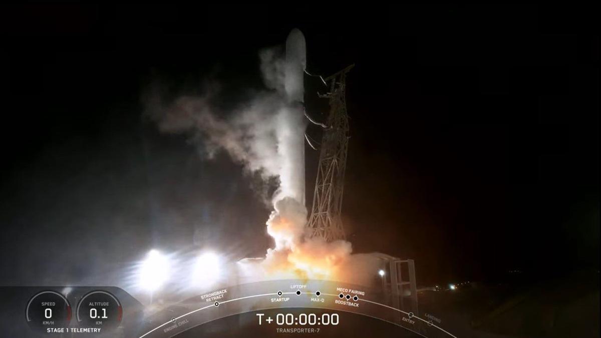 Imatge del llençament del coet Falcon 9 de la companyia nord-americana SpaceX, on hi va el nanosatèl·lit català