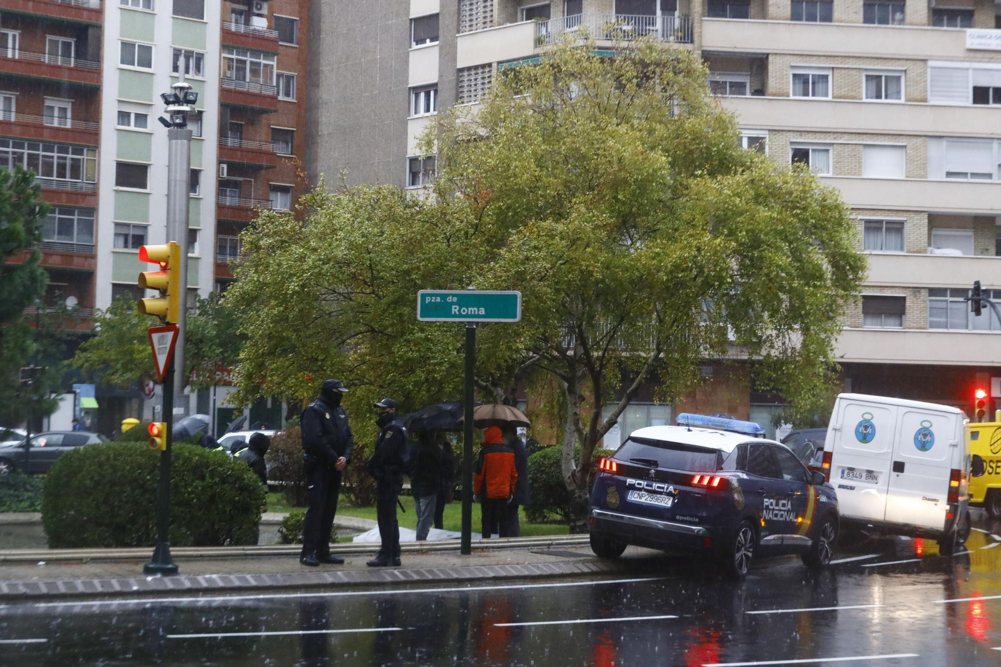 FOTOGALERÍA | Caos en la Plaza Roma después de la muerte de un hombre desnudo tras apuñalarse