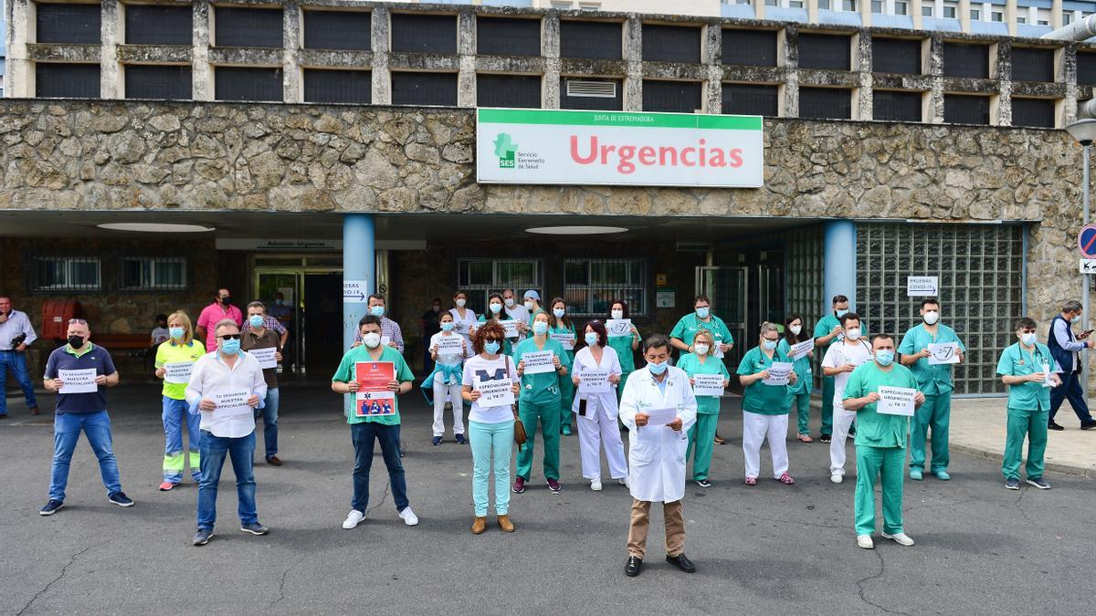 Concentración en la puerta de Urgencias del hospital Virgen del Puerto de Plasencia.