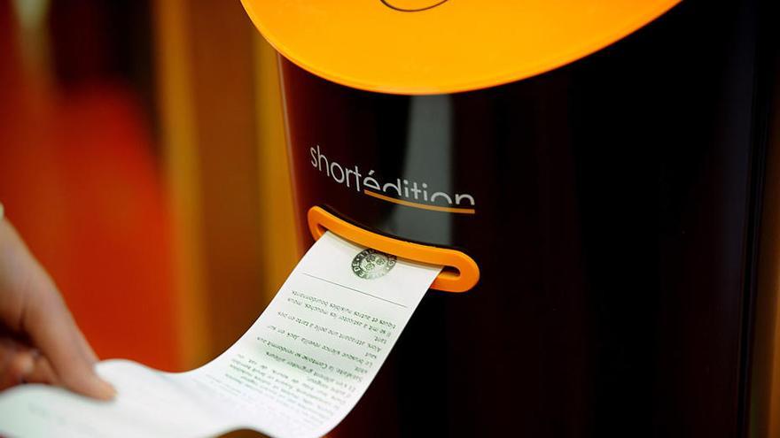 Una máquina expendedora de relatos en Grenoble (Francia).