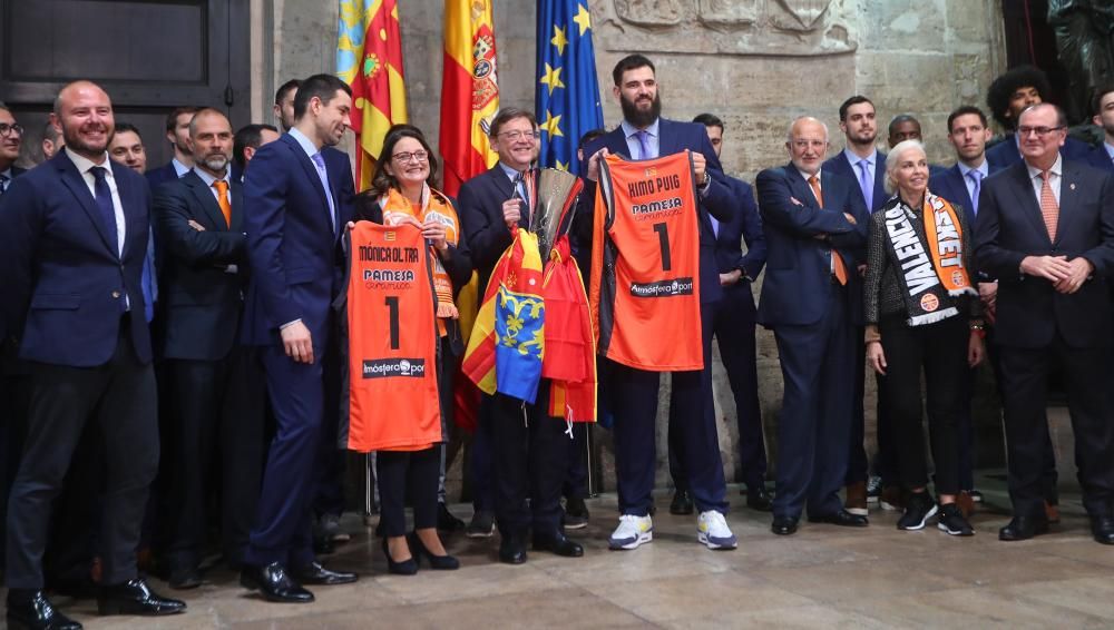 Celebración del triunfo en la Eurocup del Valencia Basket en València