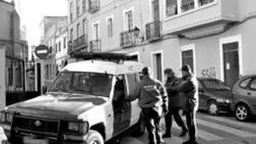 La Guardia Civil registra ocho viviendas y detiene a 13 presuntos narcotraficantes