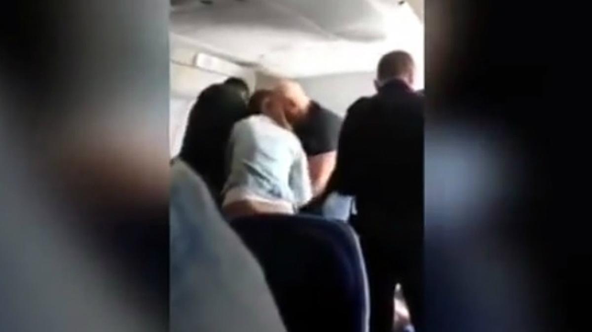 La imágenes en las que se ve la actuación de los policías en el avión.