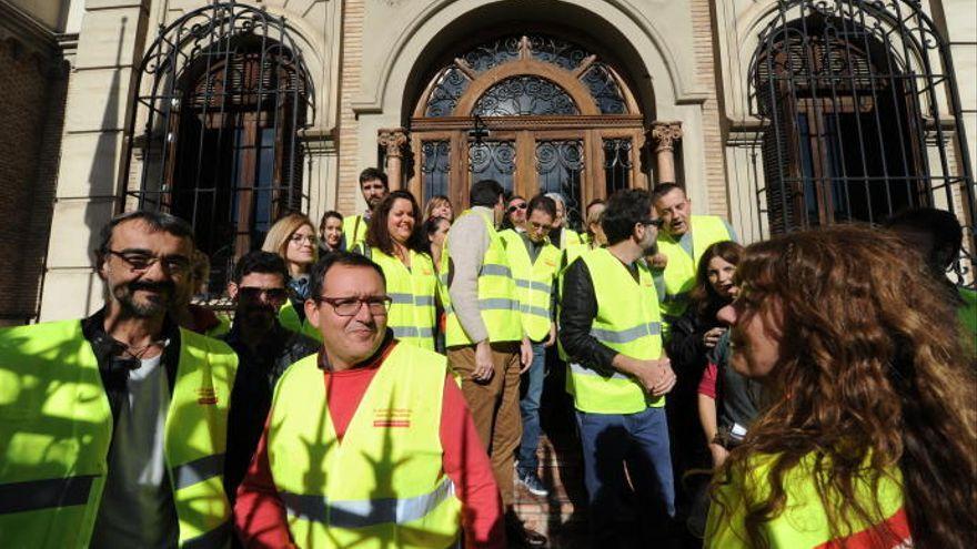 Profesores asociados reclamando por su precaria situación en una foto de archivo.