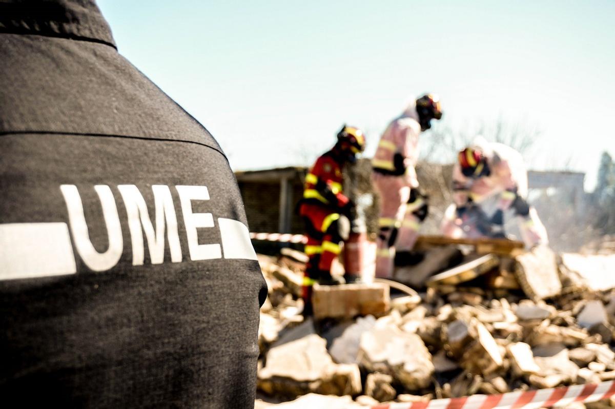 Militares de la UME durante un ejercicio de rescate entre escombros.