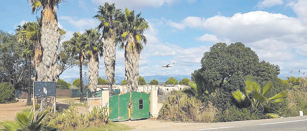 Un avión sobrevuela la casa de Sant Jordi que alberga fiestas ilegales.