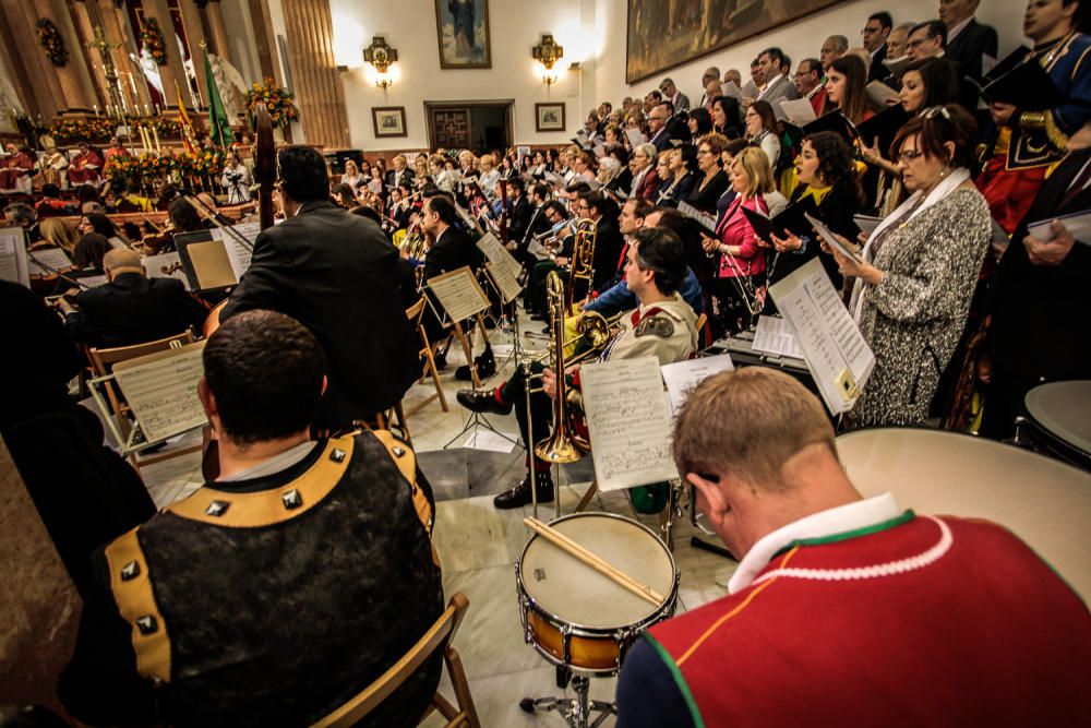 La procesión de la reliquia es uno de los actos que más agradan a los alcoyanos en el día dedicado al patrón San Jorge.