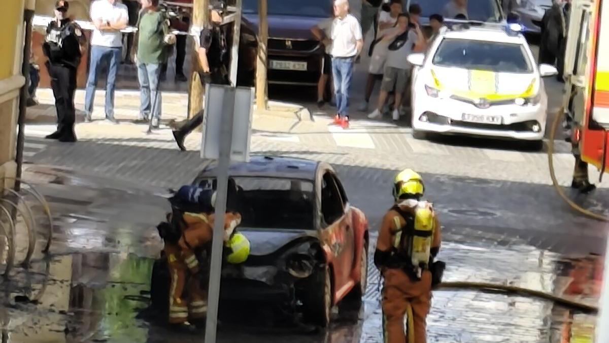 Los bomberos apagan el fuego.