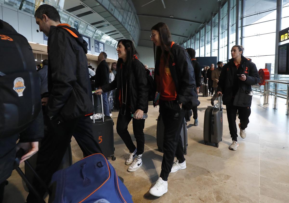 El equipo taronja, en el aeropuerto de Manises