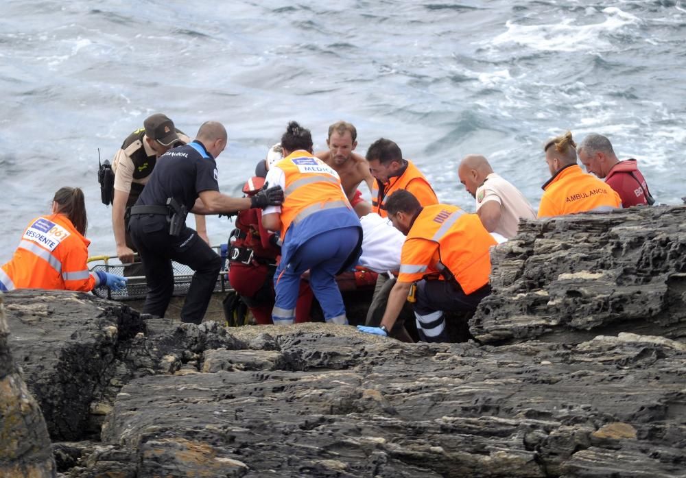 La mujer fue arrastrada por las olas y el hombre se tiró algua para intentar salvarla.