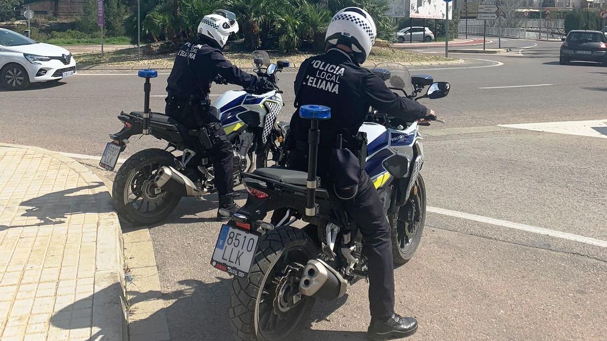 Dos agentes de la unidad motorizada.