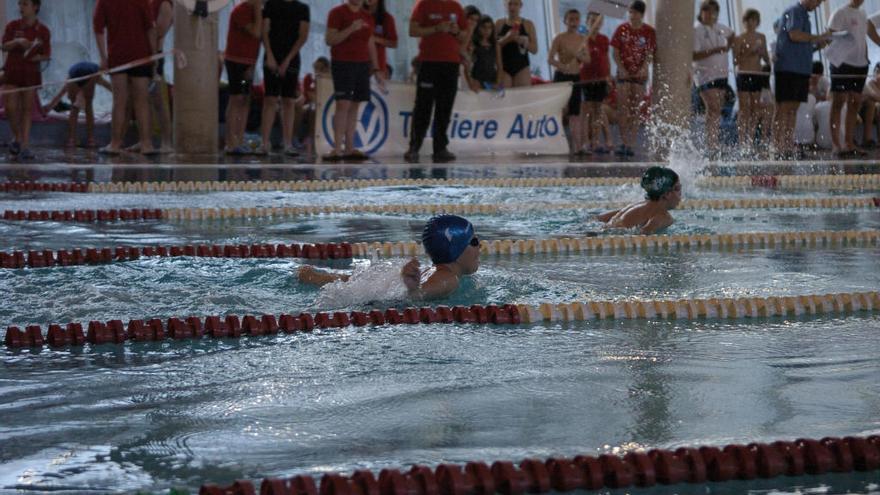 Usuarios de la piscina de Sotrondio en una competición celebrada en la instalación.