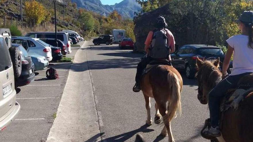 El aparcamiento de Valle de Lago (Somiedo), repleto de coches ayer.