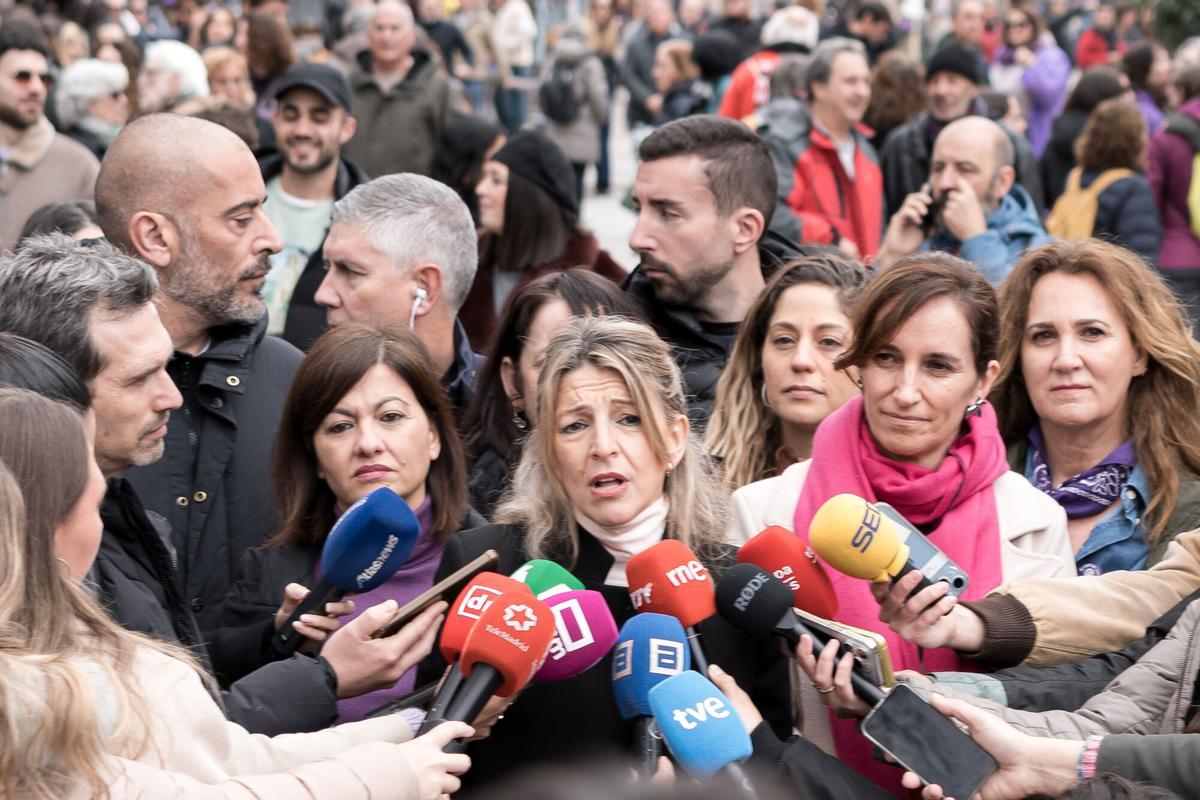 La vicepresidenta segunda del Gobierno y minstra de Trabajo, Yolanda Díaz (c), la ministra de Juventud e Infancia, Sira Rego (i), la ministra de Sanidad, Mónica García (d), atienden a los medios antes del inicio de la manifestación convocada por la Comisión 8M por el Día de la Mujer.