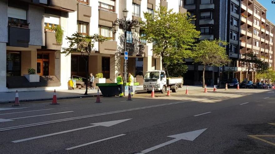 Los trabajos para arreglar la avería de agua.