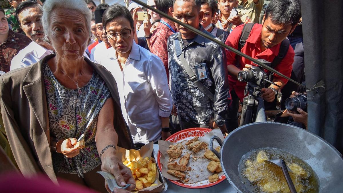 Christine Lagarde, en un mercado callejero de Lombok (Indonesia).