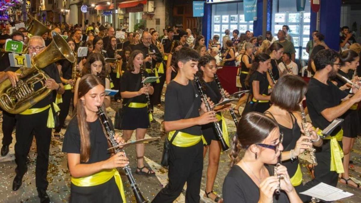 Músicos de la banda de Oliva en las recientes fiestas de Moros i Cristians