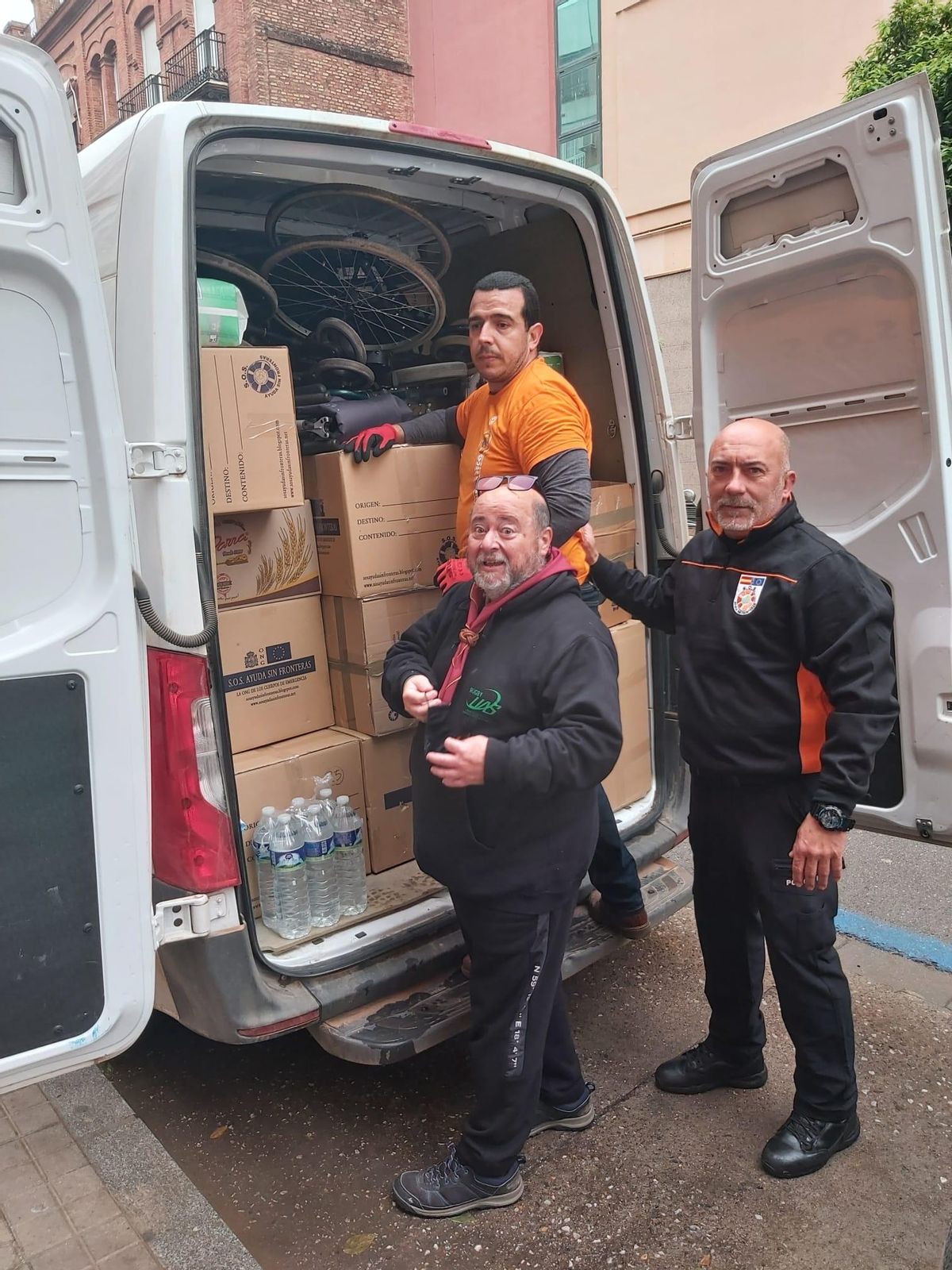 Francisco Megías junto a otros compañeros de la asociación cargando una de las furgonetas
