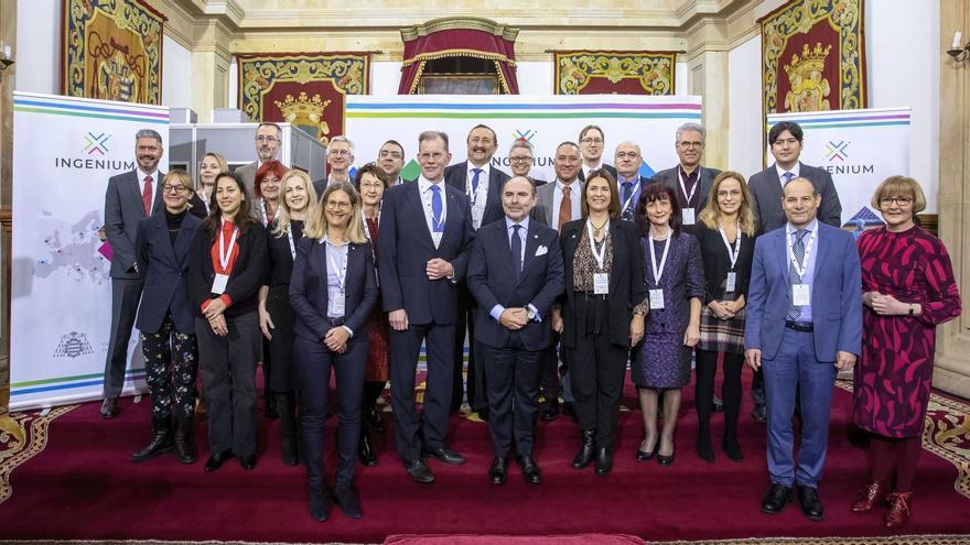 Foto de la familia «Ingenium», con el rector de la Universidad de Oviedo, Ignacio Villaverde, en el centro, ayer en el paraninfo del edificio histórico. | Luisma Murias