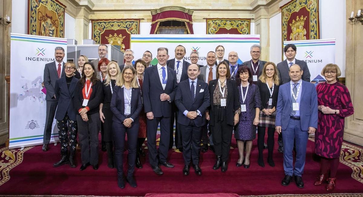 Foto de la familia «Ingenium», con el rector de la Universidad de Oviedo, Ignacio Villaverde, en el centro, ayer en el paraninfo del edificio histórico. | Luisma Murias