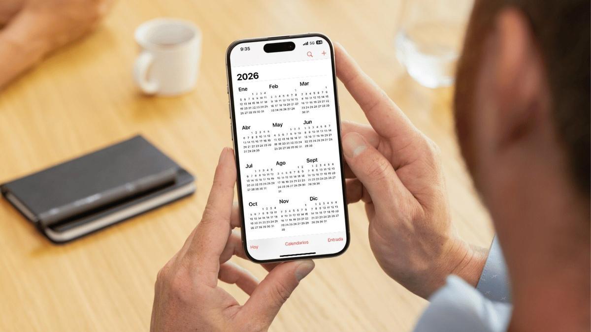 Un hombre consulta el calendario en el móvil
