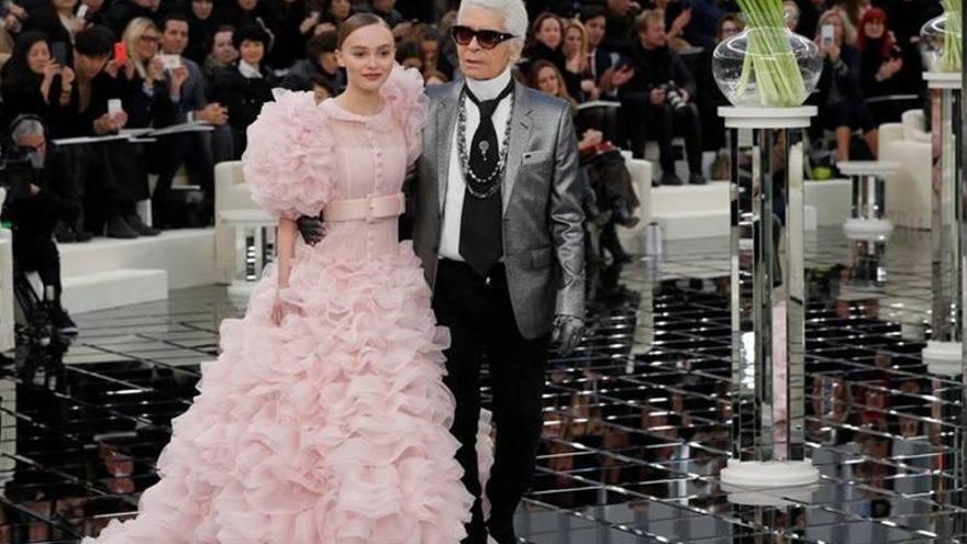 La hija de Johnny Depp cierra el desfile de alta costura de Chanel