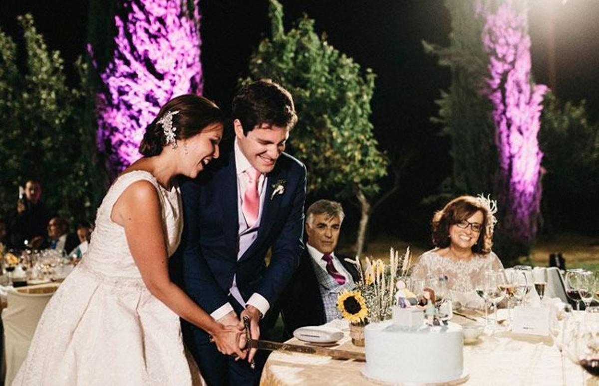 Los novios cortan la tarta nupcial junto a los padrinos