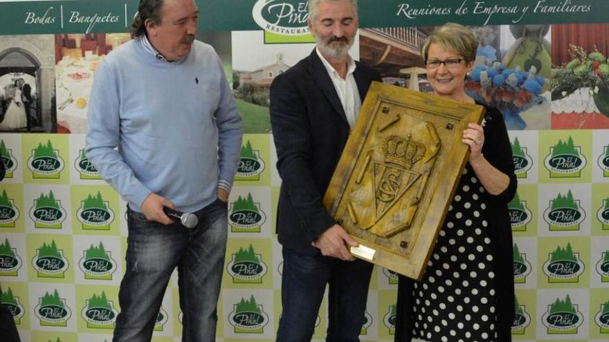 Redondo recibe el premio &quot;Memorial Tati Valdés&quot; de manos de María Luisa Vizcaíno en presencia de Alberto de la Fuente.