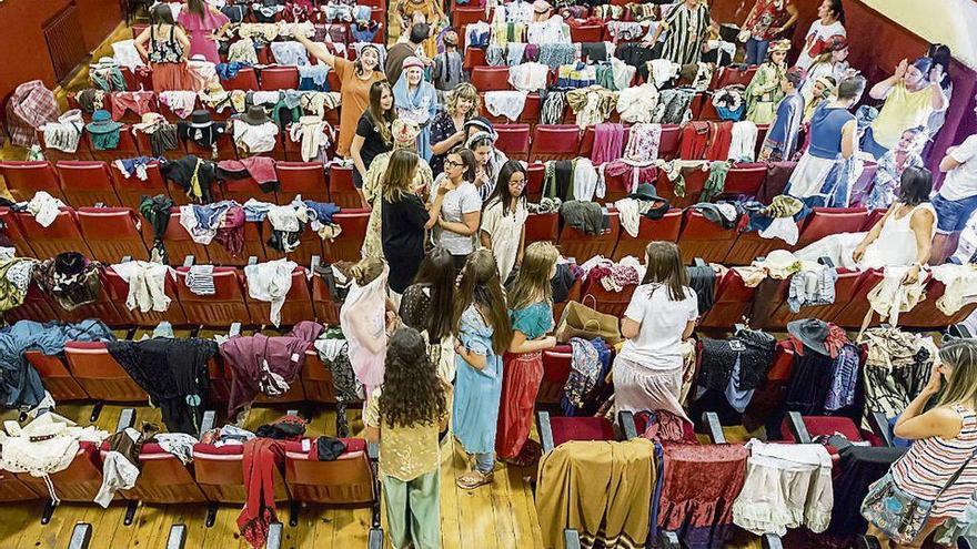 El Teatro de Fuentesaúco con todos los trajes desplegados para el desfile en Santa María; a la derecha, Pepita Martín con una &quot;modelo&quot;.