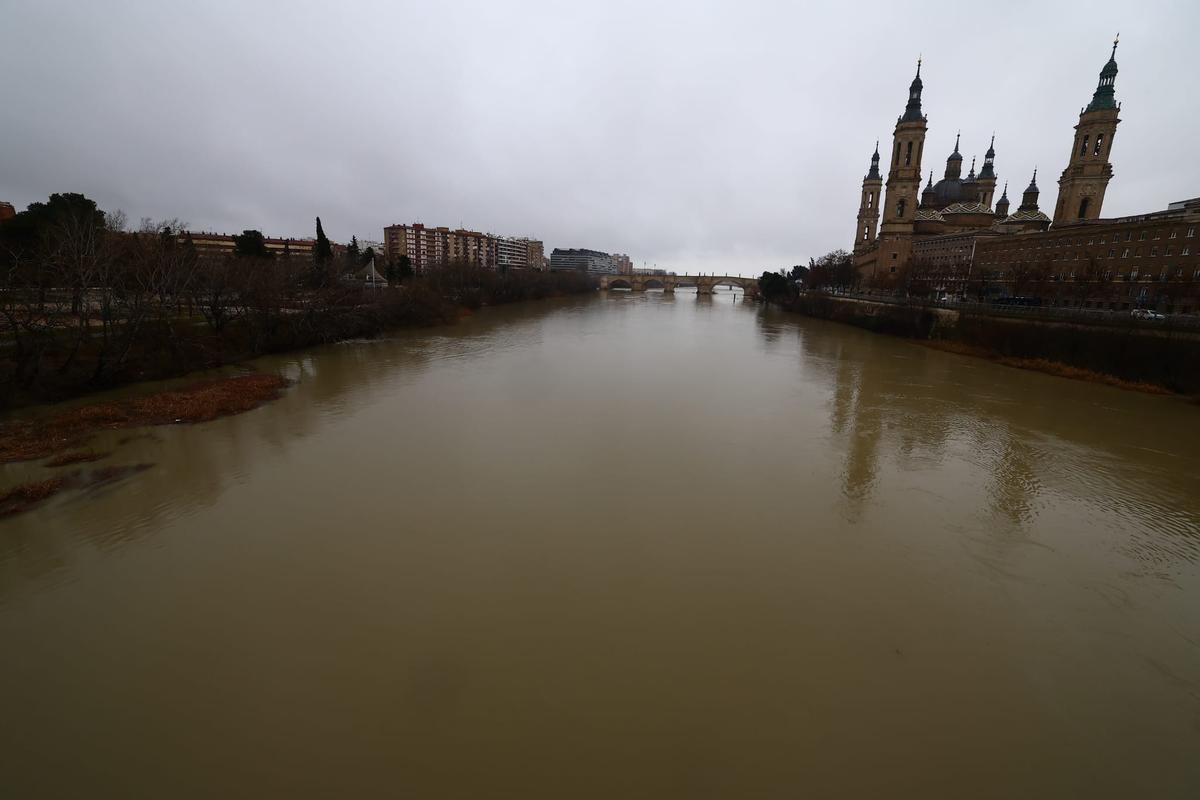 En imágenes I Así pasa el Ebro por Zaragoza tras las lluvias de los últimos días