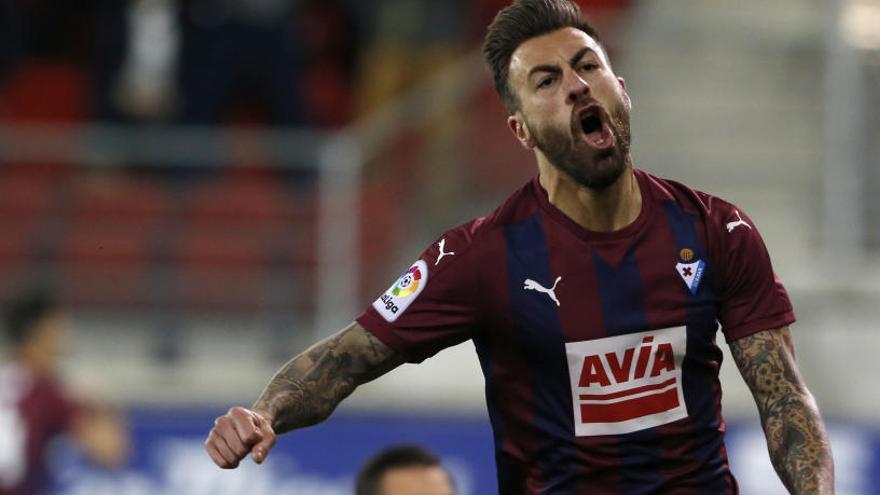 El Eibar vence al Dépor para olvidar la eliminación de Copa