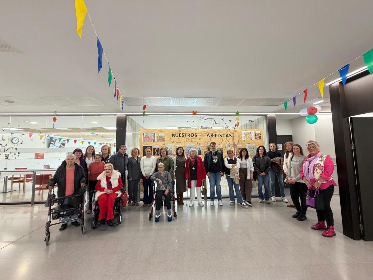 Participantes en el acto de aniversario en la residencia de Lugones
