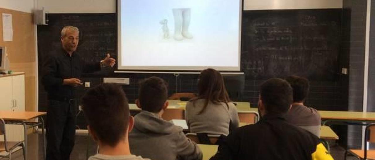 El psicólogo Antonio Castaños, ayer en su charla ante estudiantes de primero de Bachiller.