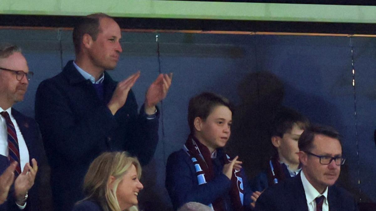 El príncipe Guillermo se lleva a su hijo George al fútbol en su primera aparición pública tras el anuncio sobre el cáncer de Kate Middleton
