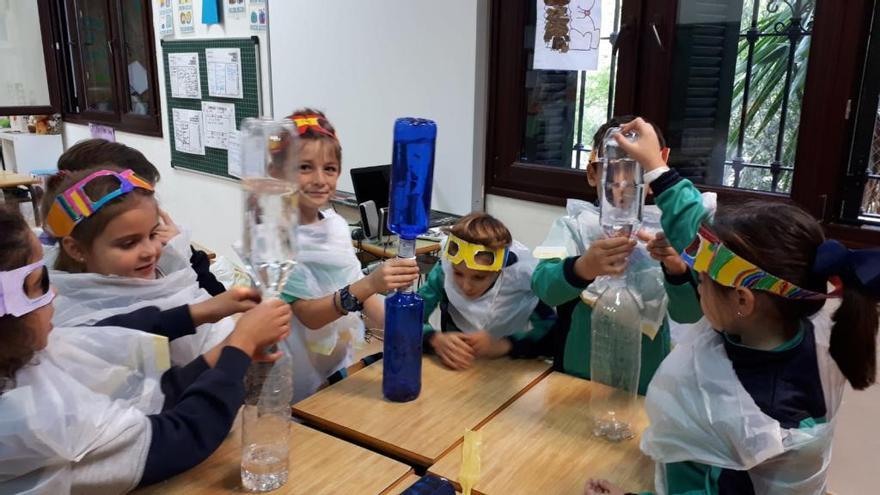 Los alumnos del colegio El Monte han experimentado con agua durante la primera edición de la Feria de las Ciencias.