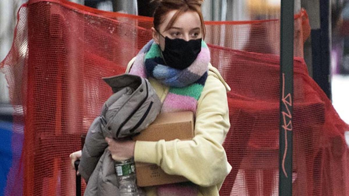 Phoebe Dynevor  por las calles de Nueva York