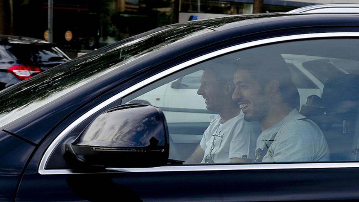 Luis Suárez acompaña en su coche a Leo Messi a la ciudad deportiva para que el delantero argentino inicie la rehabilitación, este domingo