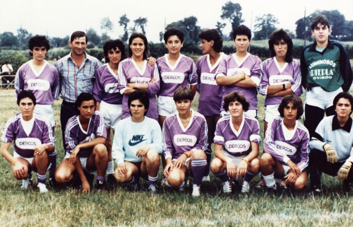 Integrantes del equipo que jugó en las fiestas del Carbayu de Lugones en agosto de 1983. | LUISMA MURIAS