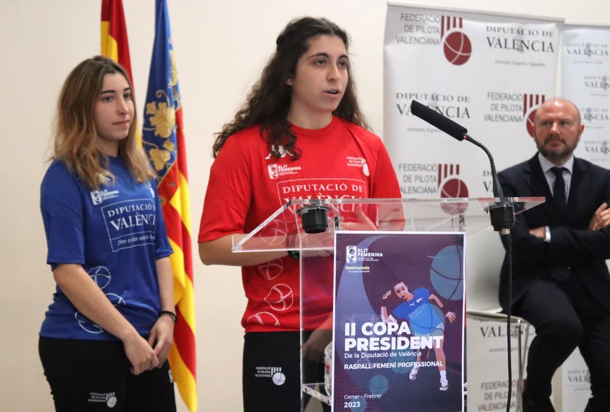 Anabel i Amparo han parlat representant a les jugadores.