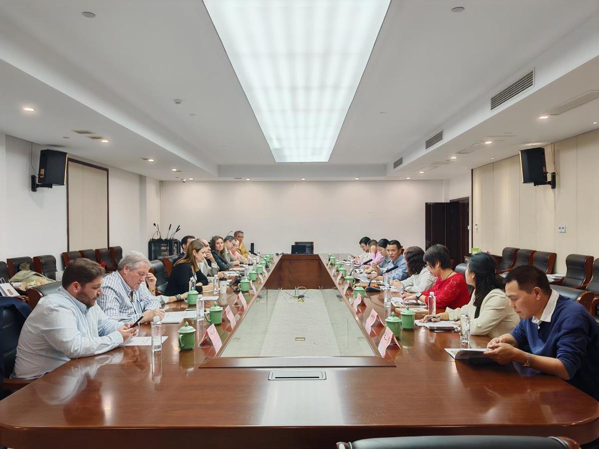 Una de las reuniones mantenidas con autoridades chinas.