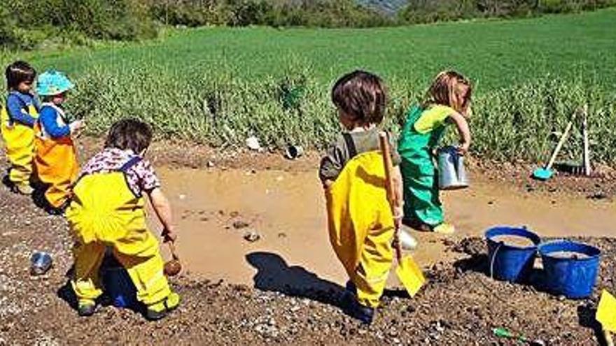 Els cinc alumnes de l&#039;escola Bosc jugant després d&#039;un dia de pluja