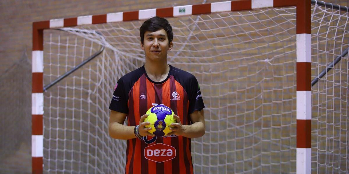 Adolfo Fernández 8 El jugador del Córdoba de Balonmano, de Segunda Nacional, cursa ingeniería informática.