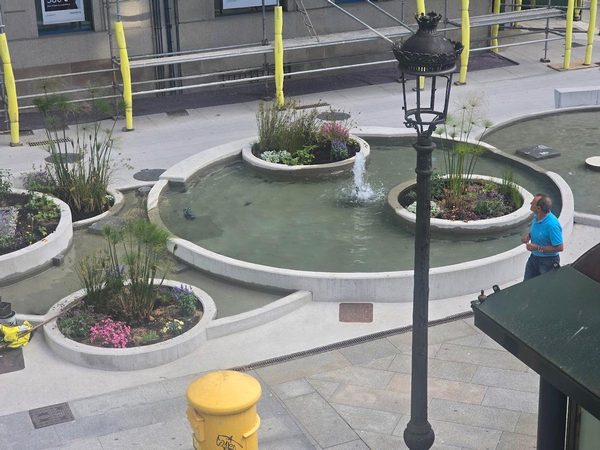 Los operarios municipales se encargan esta mañana de recuperar los deteriorados jardines de la peatonalizada calle de Arzobispo Lago, en Vilagarcía.