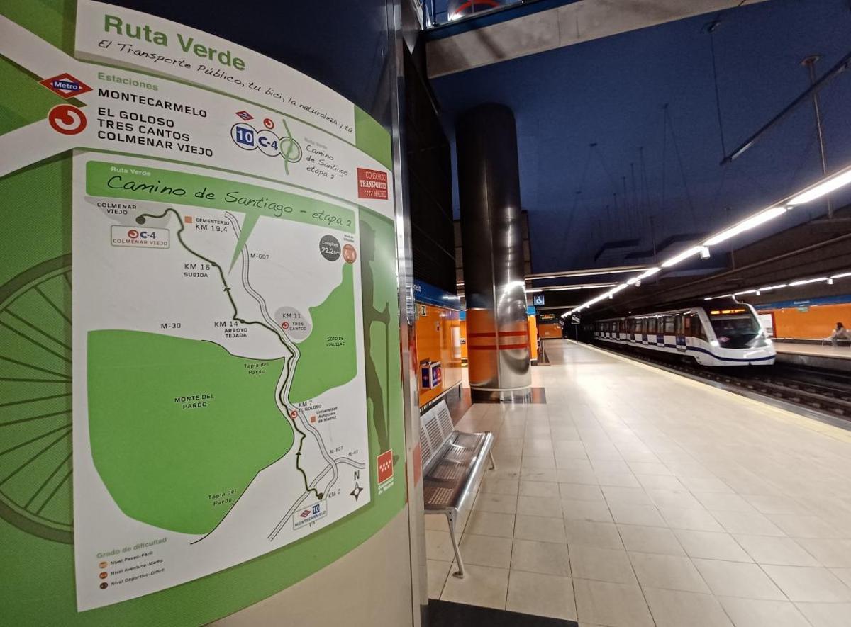 Un cartel informativo de las Rutas Verdes en una estación de Metro de Madrid.