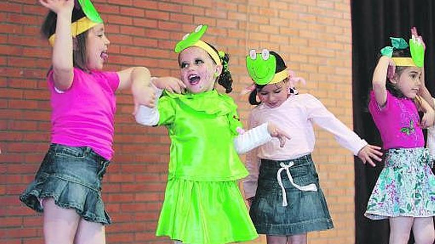 A la izquierda, cuatro alumnas de Infantil del Colegio Virgen Mediadora, durante su actuación. A la derecha, muchos de los abuelos que ayer llenaron el salón de actos del centro escolar.