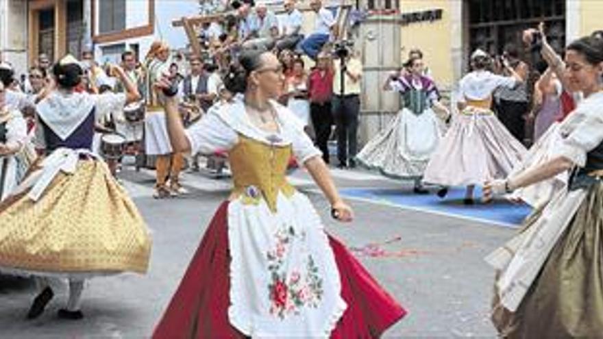 Alcalà ensalza sus tradiciones con un colorido y multitudinario Pregó