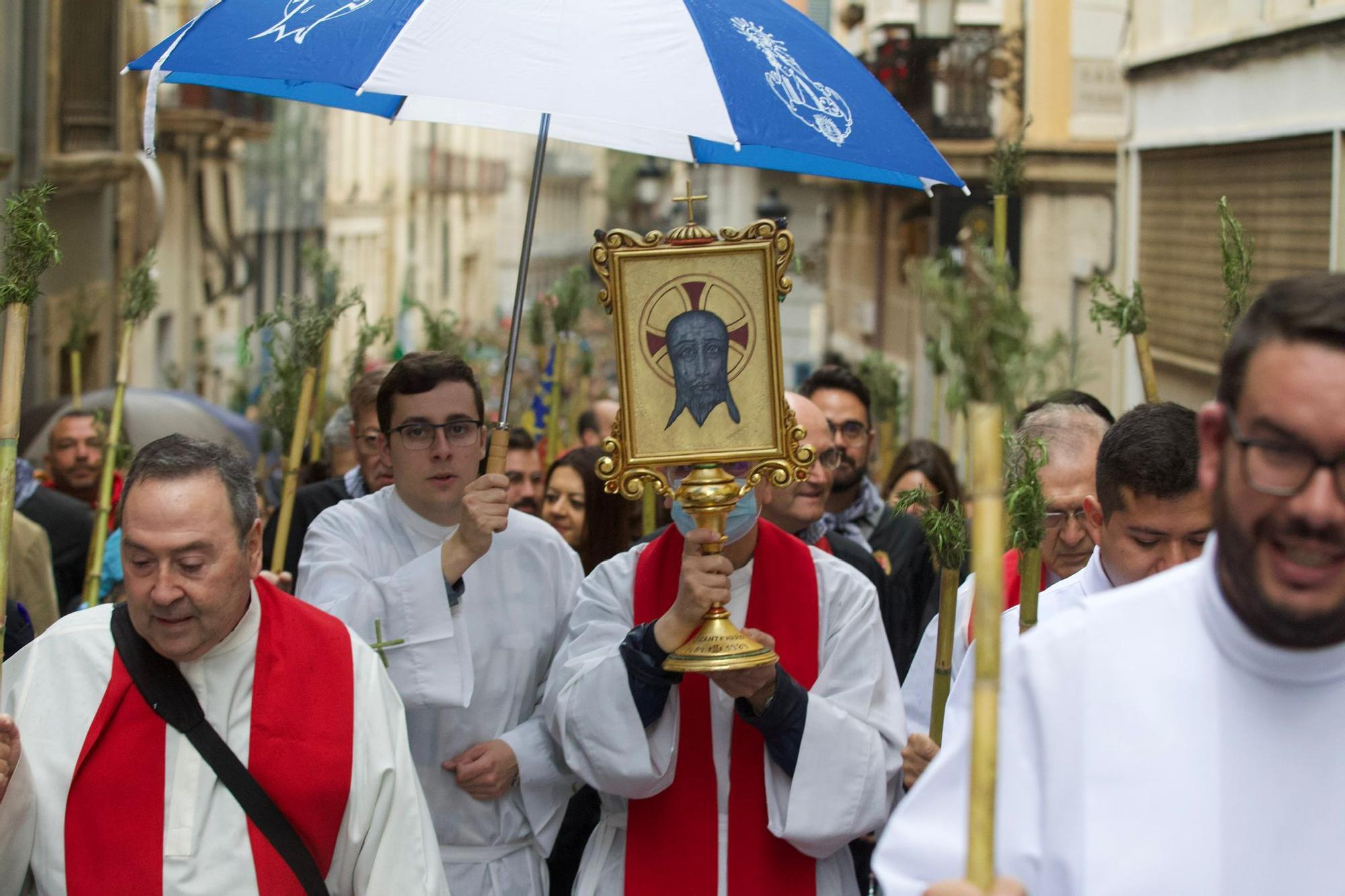 Miles de alicantinos acompañan a la Santa Faz en su peregrinación pese a la lluvia